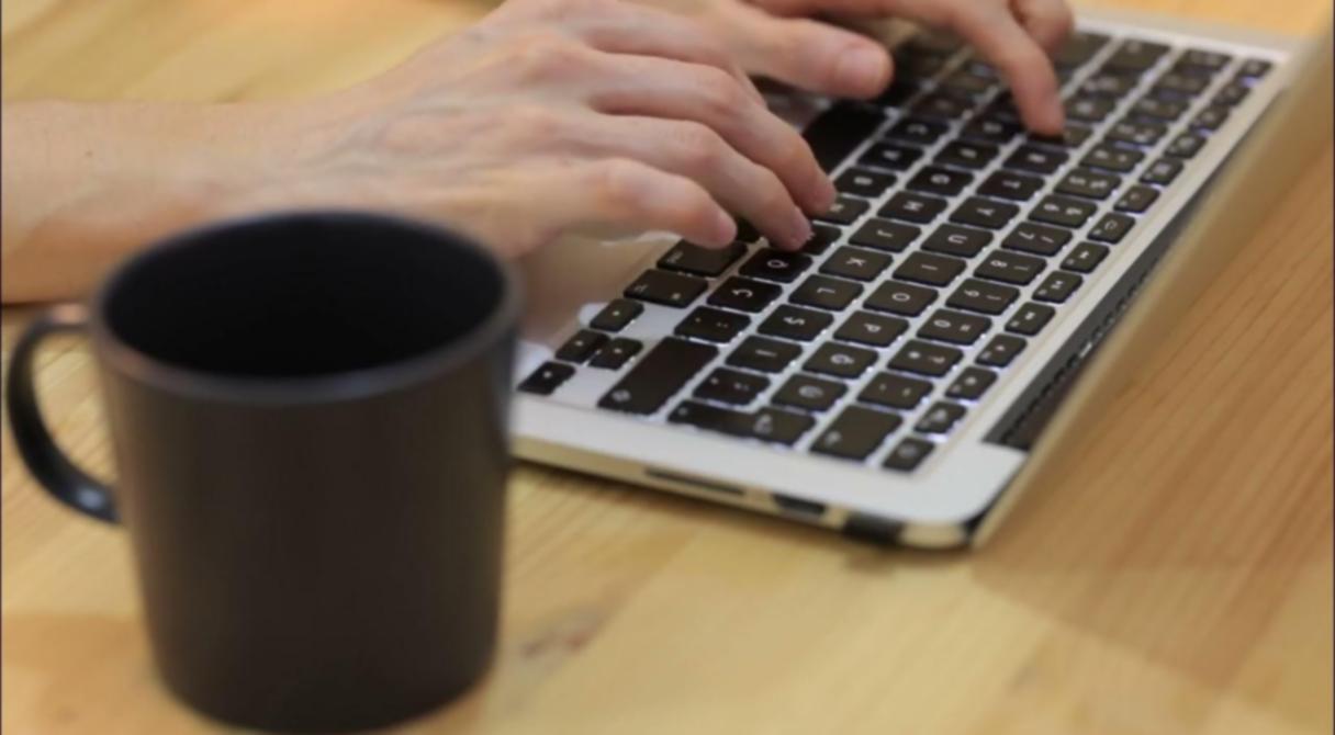 Studente che applica strategie di budget apprese durante il corso